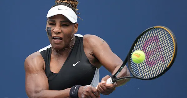 Serena Williams beim Tennis spielen